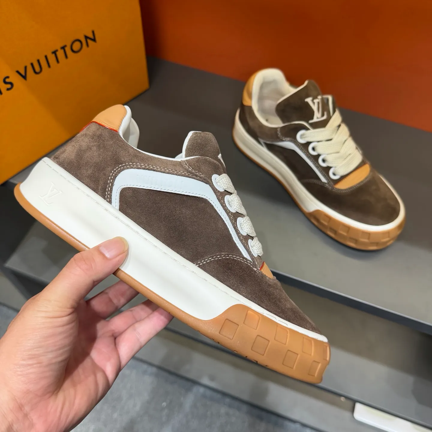 Factory price: 480💰Top version LV-Louis Vuitton-classic catwalk new model, empty glue process, original version 1:1 development! ! The upper foot is very comfortable. It is made of luxurious materials and fine workmanship. The midsole is printed with English letters "Made in Europe". The upper is made of calfskin imported from Italy. The side is decorated with the brand's LOGO and signature. The latest latex foot pads and mesh lining make the foot feel super comfortable. Original factory special supply of original two-color T men's shoes 💰U combination outsole. Bag technology Goodyear stitched edges Fabric: Exclusive custom first-layer cowhide Accessories: Exclusive private model Vuitton logo, lining: Customized silk mesh lining - first-layer silk cowhide lining Outsole: T men's shoes 💰U combination outsole wear-resistant, non-slip and anti-yellowing Foot pads: new latex pad-mesh sweat-absorbent Technology: fully computerized sewing machine wire drawing Toe cap Back cover Hot and cold shaping Full set of pull-top lasts, medium and low logo pattern, code number: 38-44, customized 45